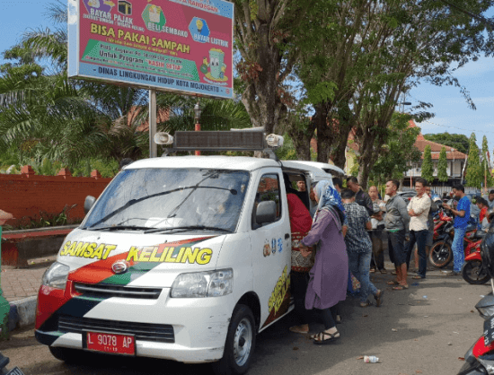 Mobil samsat keliling mojokerto di alun-alun