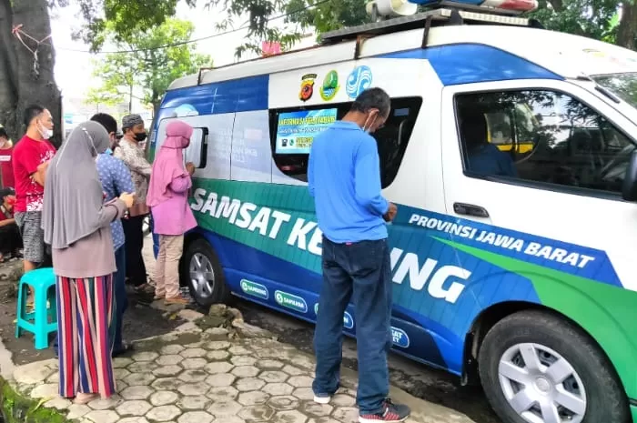 Antrian Pemohon di Mobil Layanan SAMSAT Keliling Jawa Barat